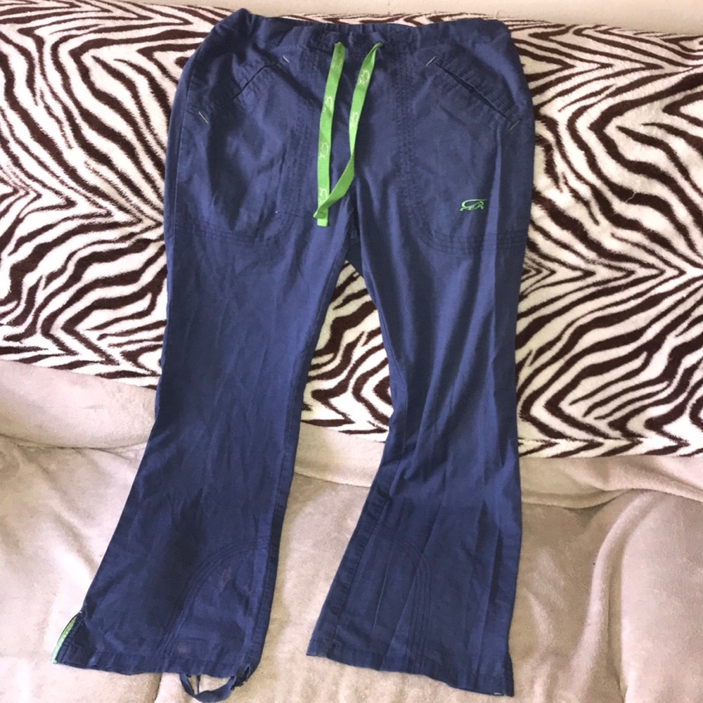 Iguana 🦎 med XS blue and green scrub pants damaged